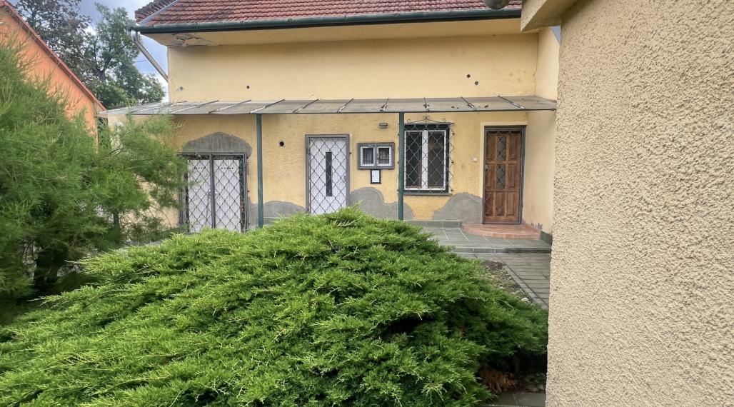 Starší rodinný dom s veľkým pozemkom na výnimočnom mieste v Štúrove – ideálna investičná príležitosť!