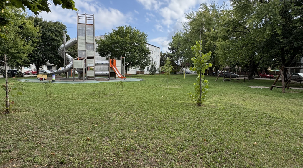 Pozor veľká zľava!! Reality KOMPLEX s.r.o. Vám ponúka na PREDAJ priestranný, zrekonštruovaný  3 izbový byt s bakónom na najlepšej adrese v meste Hurbanovo !!!