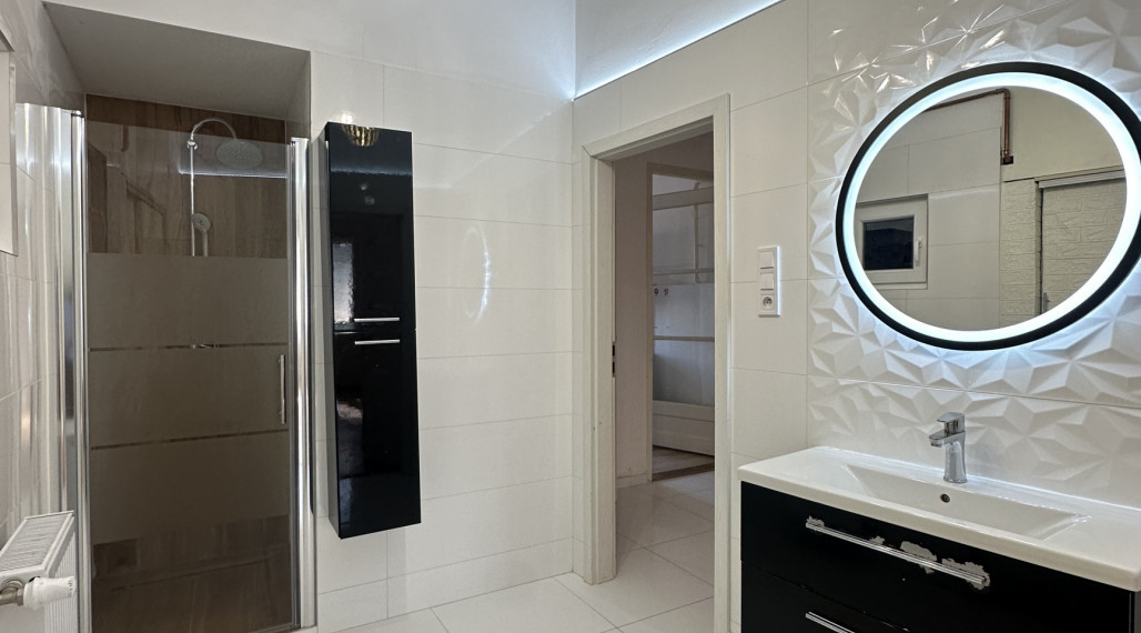 Reality KOMPLEX s.r.o. Vám ponúka na prenájom priestranný 3-izbový byt v centre mesta Komárno.