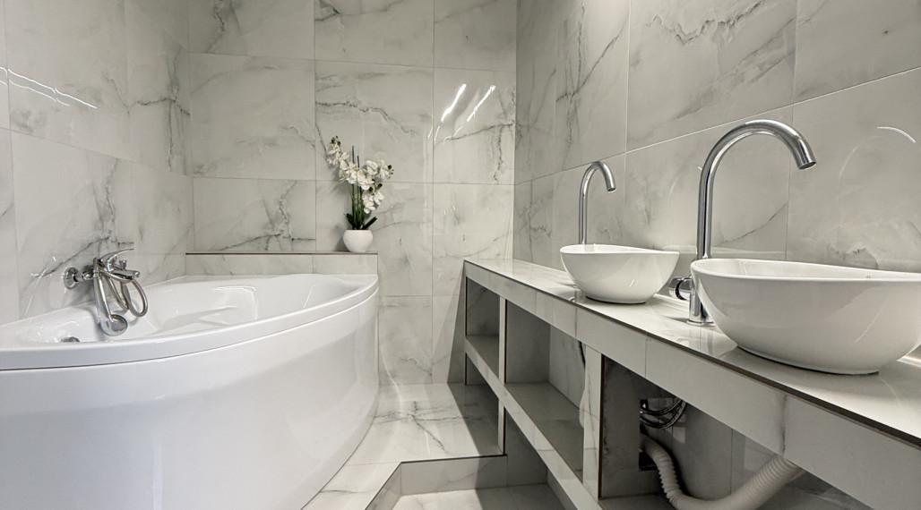 IBA U NÁS! Reality KOMPMPLEX s.r.o. Vám ponúka na PREDAJ zrekonštruovaný 3 izbový byt v Komárne na ul. Damjanichová!