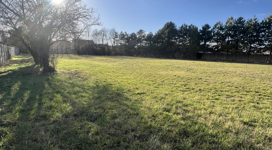 Jedinečný investičný stavebný pozemok na PREDAJ v širšom centre mesta Veľký Meder