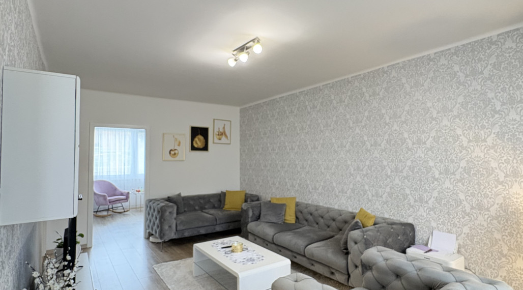 Reality KOMPLEX s.r.o. Vám ponúka na PREDAJ tento nádherný, kompletne zrekonštruovaný a zariadený trojizbový byt v Komárne.