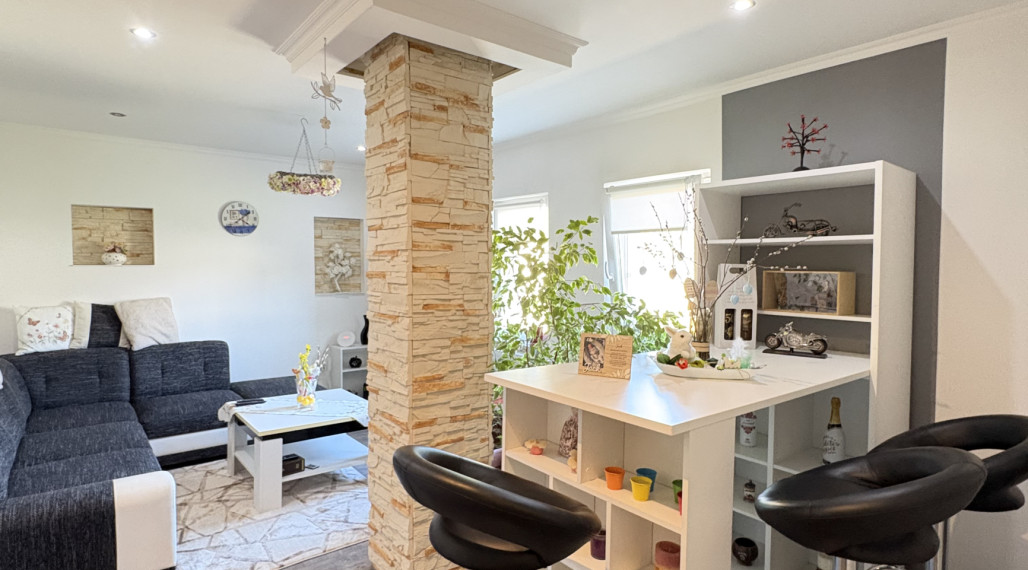 Exkluzívne iba u nás !!! Reality KOMPLEX s.r.o., Vám ponúka zrekonštruovaný 4 izbový rodinný dom s pozemkom vo vyhľadávanej lokalite v úplne tichom prostredí, obci Pribeta !!!