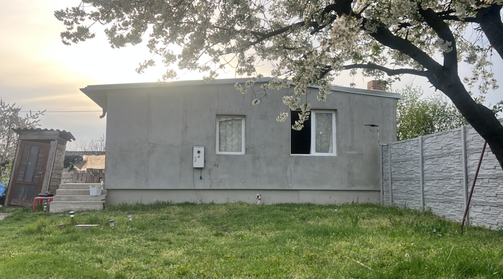 Pekná záhradka s malým domčekom na PREDAJ v Komárne!