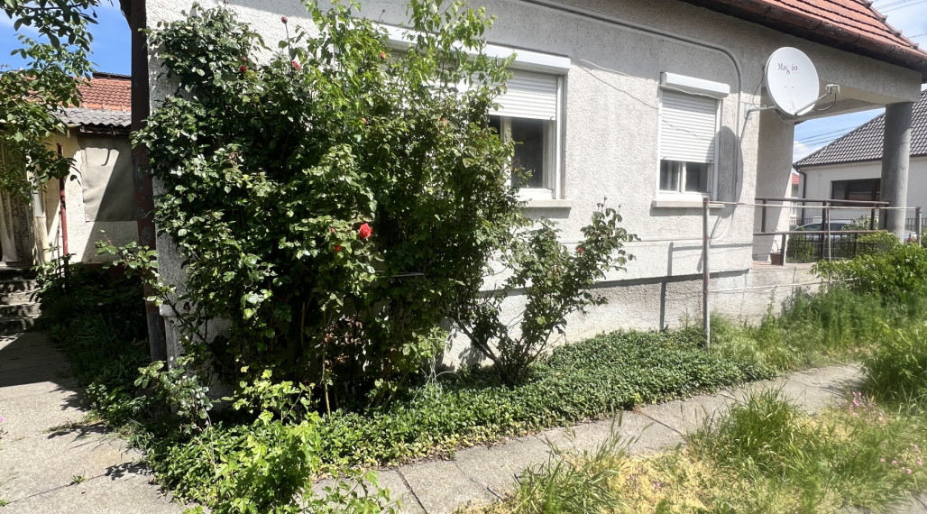 Reality KOMPLEX s.r.o. Vám ponúka na PREDAJ starší tehlový rodinný dom v obci Iža, pri Komárne