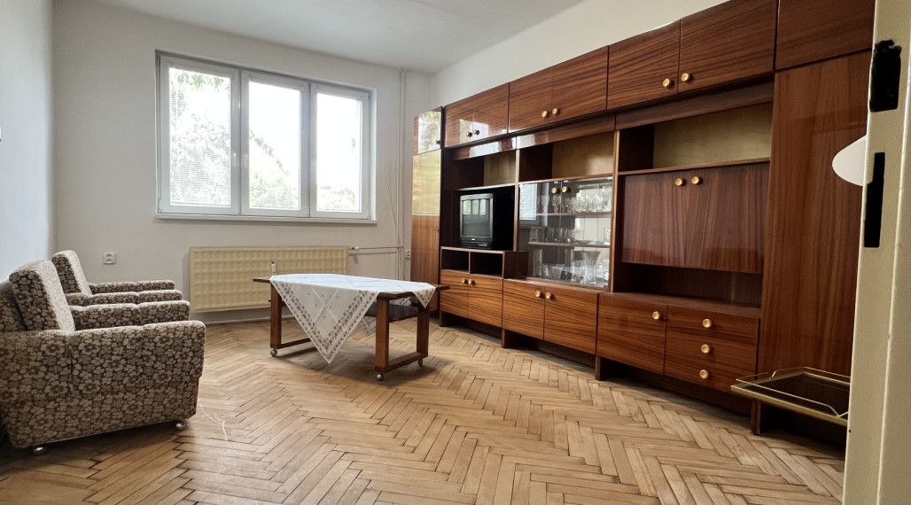 Na PREDAJ zachovalý trojizbový byt v centre Komárna s balkónom