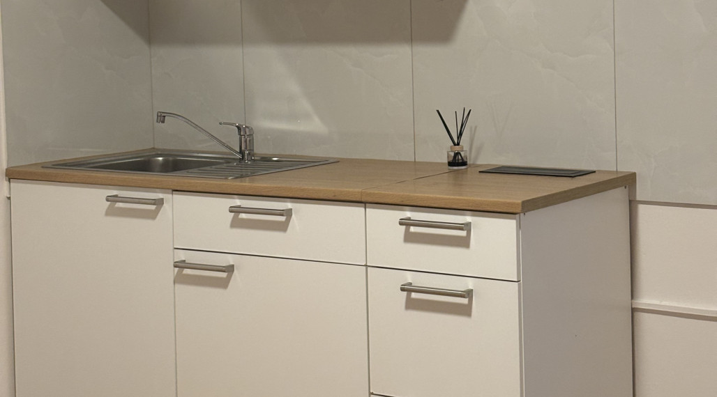 Iba u nás Vám Reality KOMPLEX s.r.o., ponúka nezariadenú rekonštruovanú garzónku na Komenského ulici v Komárne  od spoľahlivého majiteľa!!!!