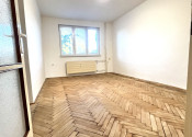 Na PREDAJ zachovalý trojizbový byt v absolútnom centre Komárna s balkónom! - fotografia 3