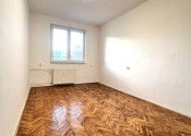 Na PREDAJ zachovalý trojizbový byt v absolútnom centre Komárna s balkónom! - fotografia 6