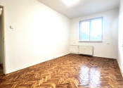 Na PREDAJ zachovalý trojizbový byt v absolútnom centre Komárna s balkónom! - fotografia 2