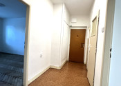 Na PREDAJ zachovalý trojizbový byt v absolútnom centre Komárna s balkónom! - fotografia 8