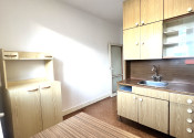 Na PREDAJ zachovalý trojizbový byt v absolútnom centre Komárna s balkónom! - fotografia 10