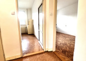 Na PREDAJ zachovalý trojizbový byt v absolútnom centre Komárna s balkónom! - fotografia 15