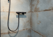 Reality KOMPLEX s.r.o. Vám ponúka na prenájom úplne nový 2-izbový byt s veľkou terasou a vlastným dvorom v Komárne. - fotografia 15