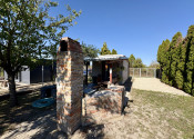 IBA U NÁS !!! Reality KOMPLEX s.r.o. Vám ponúka na PREDAJ víkendový domček s rozlohou 411 m²,neďaleko Váhu a cyklotrasy v Komárne-miesto, kde si oddýchne telo aj duša !!! - fotografia 3