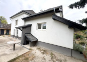 Reality Komplex ponúka na predaj zrekonštruovaný poschodový rodinný dom s priestranným pozemkom v pokojnej časti Komárna s dobrou dostupnosťou do mesta !!! - fotografia 1