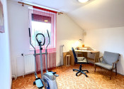 Reality KOMPLEX s.r.o. Vám ponúka na predaj priestranný zrekonštruovaný rodinný dom v Komárne s pozemkom vo vyhľadávanej lokalite !!! - fotografia 8