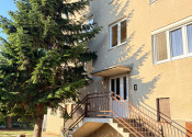 Reality KOMPLEX s.r.o. Vám ponúka na predaj 3-izbový byt s balkónom, vlastnou vykurovanou garážou a dvoma pivnicami v meste Hurbanovo! - fotografia 1