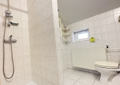 Reality KOMPLEX s.r.o. Vám ponúka na predaj priestranný zrekonštruovaný rodinný dom v Komárne s pozemkom vo vyhľadávanej lokalite !!! - fotografia 12