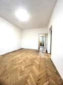 Na PREDAJ zachovalý trojizbový byt v absolútnom centre Komárna s balkónom! - fotografia 5
