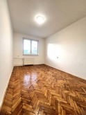 Na PREDAJ zachovalý trojizbový byt v absolútnom centre Komárna s balkónom! - fotografia 6