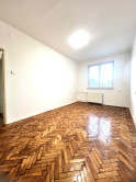 Na PREDAJ zachovalý trojizbový byt v absolútnom centre Komárna s balkónom! - fotografia 2