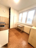 Na PREDAJ zachovalý trojizbový byt v absolútnom centre Komárna s balkónom! - fotografia 9