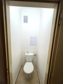 Na PREDAJ zachovalý trojizbový byt v absolútnom centre Komárna s balkónom! - fotografia 13