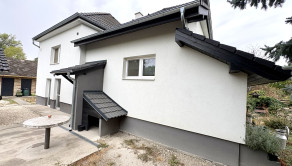 Reality Komplex ponúka na predaj zrekonštruovaný poschodový rodinný dom s priestranným pozemkom v pokojnej časti Komárna s dobrou dostupnosťou do mesta !!! - fotografia 1