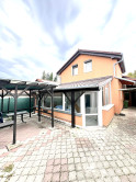 Reality KOMPLEX s.r.o. Vám ponúka na predaj priestranný zrekonštruovaný rodinný dom v Komárne s pozemkom vo vyhľadávanej lokalite !!! - fotografia 15