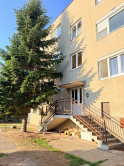 Reality KOMPLEX s.r.o. Vám ponúka na predaj 3-izbový byt s balkónom, vlastnou vykurovanou garážou a dvoma pivnicami v meste Hurbanovo! - fotografia 1