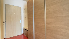 Iba u nás!!! Reality KOMPLEX s.r.o.,Vám ponúka na prenájom moderne zrekonštruovaný, zariadení 1-izbový byt v tichej časti Komárna !!! - fotografia 1