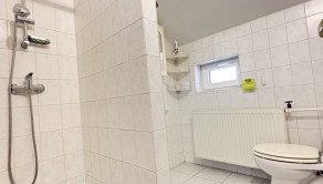 Reality KOMPLEX s.r.o. Vám ponúka na predaj priestranný zrekonštruovaný rodinný dom v Komárne s pozemkom vo vyhľadávanej lokalite !!! - fotografia 12