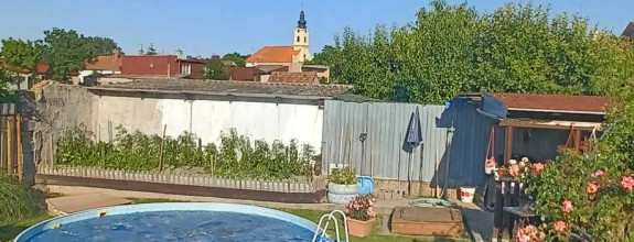 !!! LEN U NÁS!!! Reality KOMPLEX s.r.o. Vám ponúka NA PREDAJ rodinný dom v Kostolných Kračanoch