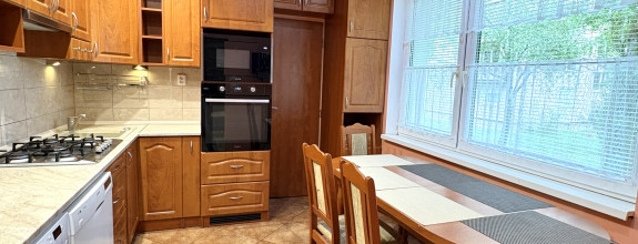 IBA U NÁS !!! Reality KOMPLEX s.r.o. Vám ponúka na PREDAJ tento nádherný, kompletne zrekonštruovaný a zariadený, veľkoplošný trojizbový byt vo vyhľadávanej lokalite v Komárne !!!