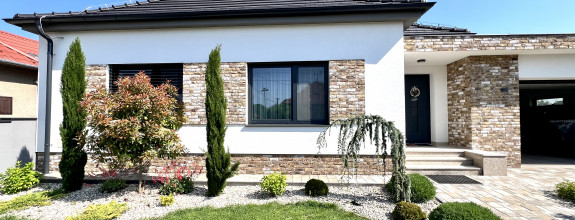 Reality KOMPLEX s.r.o. ponúka na PRENÁJOM exkluzívny rodinný dom s moderným vybavením a krásnou záhradou v obci Veľké Blahovo