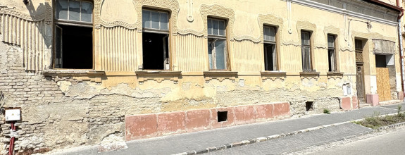 EXKLUZÍVNE IBA U NÁS !!! Reality KOMPLEX s.r.o. vám ponúka na predaj výnimočný dom v srdci historického Komárna – bývanie aj investícia s budúcnosťou !!!