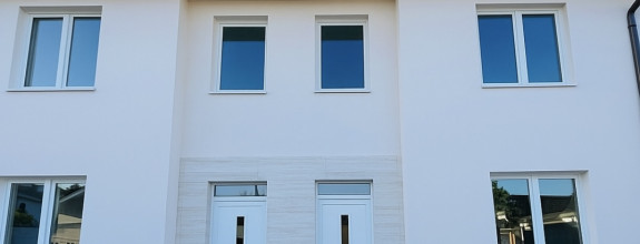 Reality KOMPLEX s.r.o., Vám ponúka na predaj moderný 3-izbový byt s balkónom a vlastnou záhradou v štvorbytovke v Dunajskej Strede