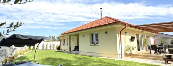 Reality KOMPLEX s.r.o., ponúka na PREDAJ luxusný nadštandardný rodinný dom s relaxačnou záhradou v tichej a obľúbenej lokalite FLORIDA VILLA PARK v meste Dunajská Streda !!!
