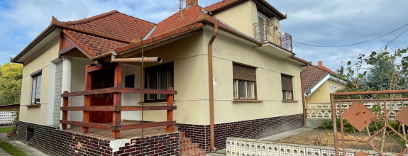 Reality KOMPLEX s.r.o. Vám ponúka priestranný rodinný dom s väčším pozemkom v obci Ňárad