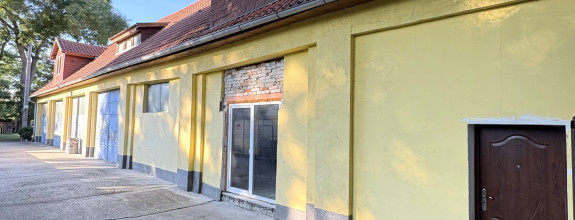 IBA U NÁS !!! Reality KOMPLEX s.r.o. vám ponúka na predaj priestranný viacúčelový priestor v Komárne na pozemku s celkovou výmerou 805 m2 za super cenu !!!