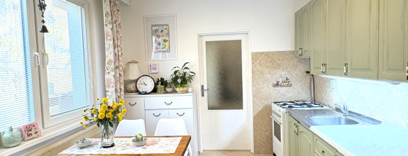 Reality KOMPLEX s.r.o. Vám ponúka na PREDAJ tento nádherný, kompletne zrekonštruovaný, 4-izbový byt v centre Komárna s balkónom !!!