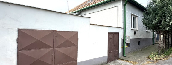 IBA U NÁS !!! Reality KOMPLEX s.r.o. ponúka EXKLUZÍVNE na predaj rodinný dom s hosťovskou budovou a garážou v tichej a obľúbenej lokalite Komárna !!!