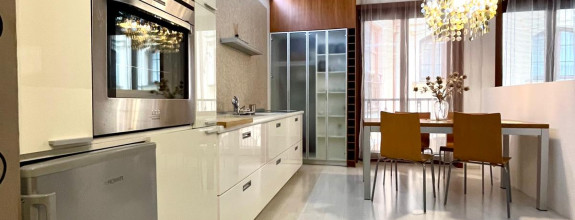 Reality KOMPLEX s.r.o., Vám EXKLUZÍVNE ponúka NA PRENÁJOM moderný 2 izbový byt v absolútnom centre mesta Komárna na Nádvorí Európy!