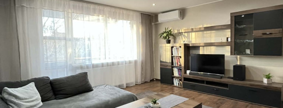 Exkluzívne iba u nás Vám Reality KOMPLEX s.r.o., ponúka na predaj 3 izbový  svojpomocný byt s garážou v tichej lokalite Mesta Komárno.