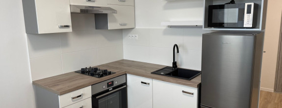 Krásny, zrekonštruovaný a moderne zariadený 1-izbový byt s balkónom do NÁJMU veľmi blízko centra Komárna!!