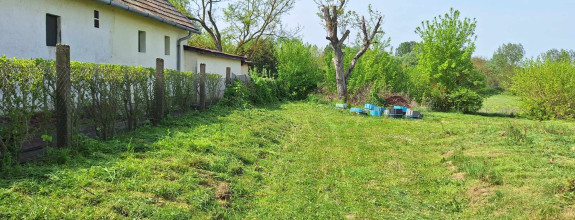 Reality KOMPLEX s.r.o. Vám ponúka na predaj rozľahlý stavebný pozemok o výmere 5 177 m² v obľúbenej rekreačnej oblasti, len pár minút od jazera Balaton