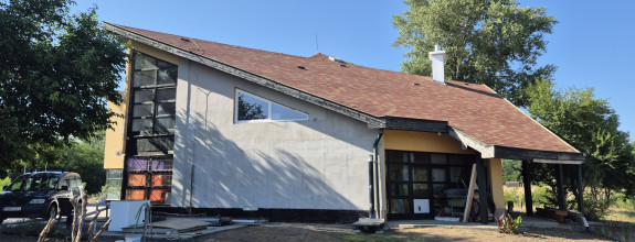 Reality KOMPLEX s.r.o.,Vám  ponúka na predaj nehnuteľnosť s veľkým komerčným potenciálom v obci Chotín, 8 km od okresného mesta Komárno.