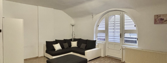 Reality komplex s.r.o., Vám  ponúka na prenájom útulný 1 izbový byt s lodžiou neďaleko od centra mesta Komárno !