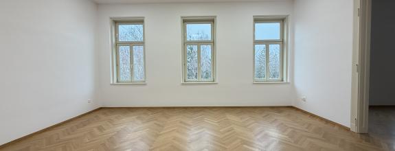 Reality KOMPLEX s.r.o. Vám ponúka v samotnom srdci mesta Komárno na prenájom priestranný a reprezentatívny kancelársky priestor,